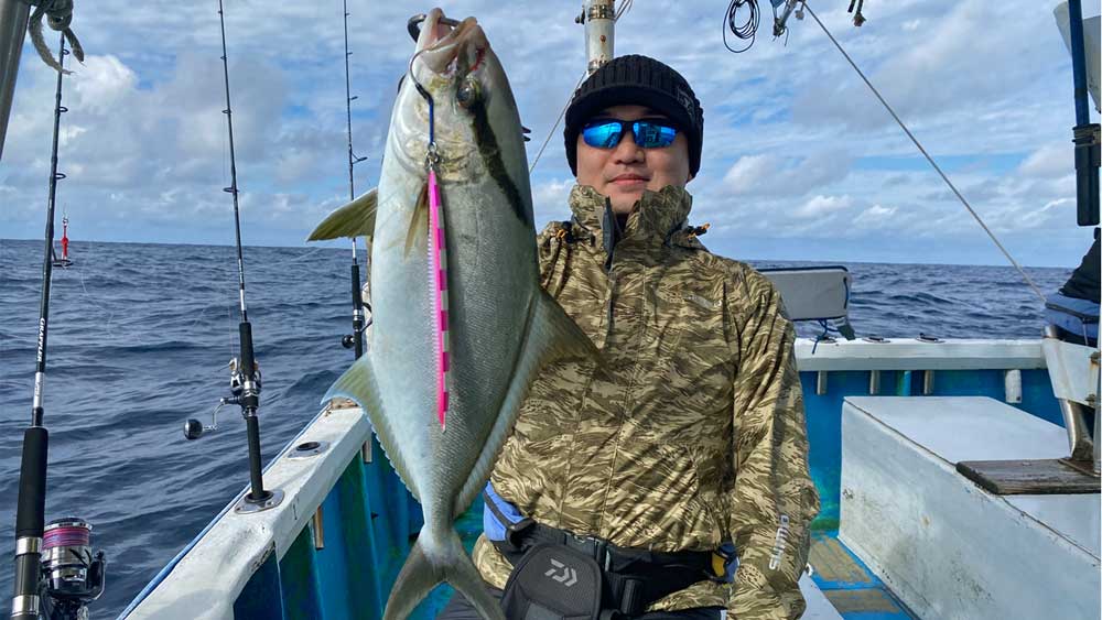 沖縄のジギングでヒレナガカンパチを釣った男性