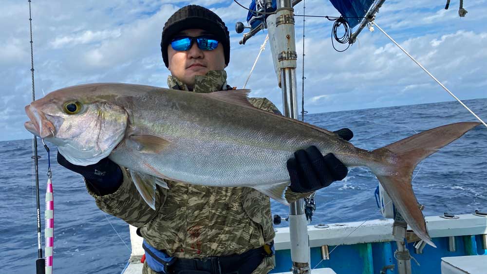 沖縄のジギングでカンパチを釣った男性