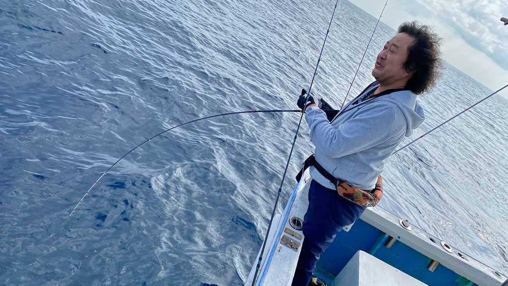 沖縄でタイラバ釣りをしている葉加瀬太郎さん