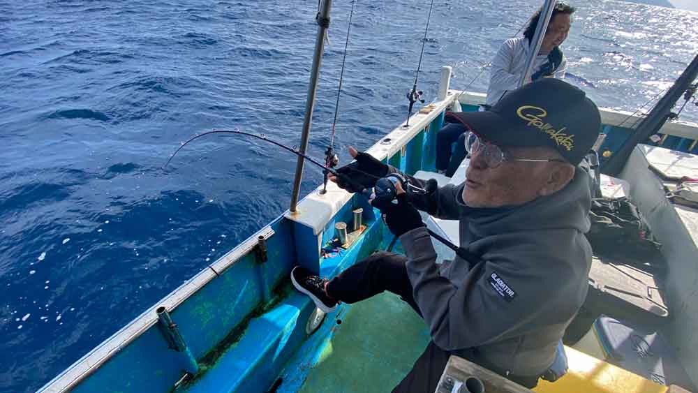 タイラバでセンネンダイを釣っている男性