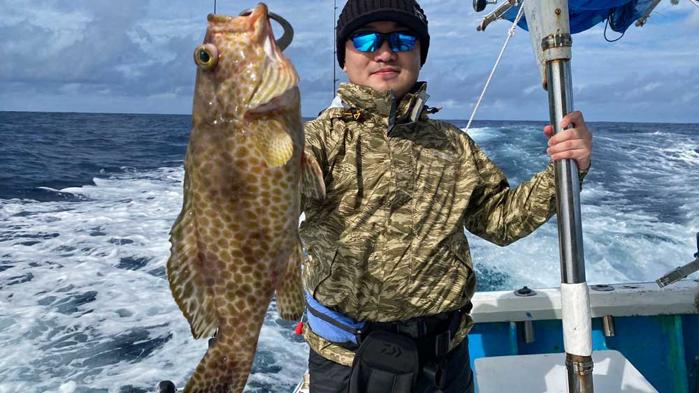 沖縄のジギングでミーバイを釣った男性