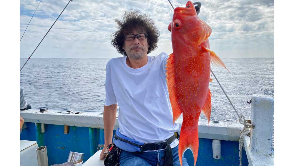 タイラバでミーバイを釣り上げた男性