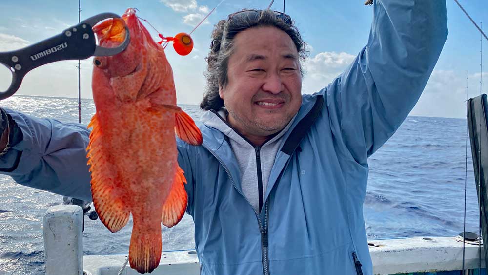 沖縄のタイラバでアザハタを釣り上げた葉加瀬太郎さん