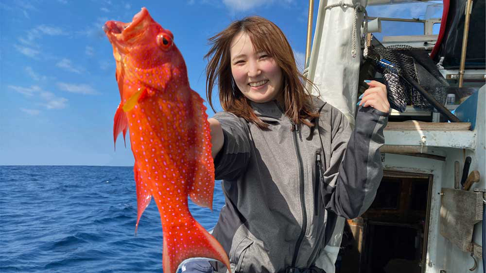 沖縄のタイラバでミーバイを釣り上げた女性