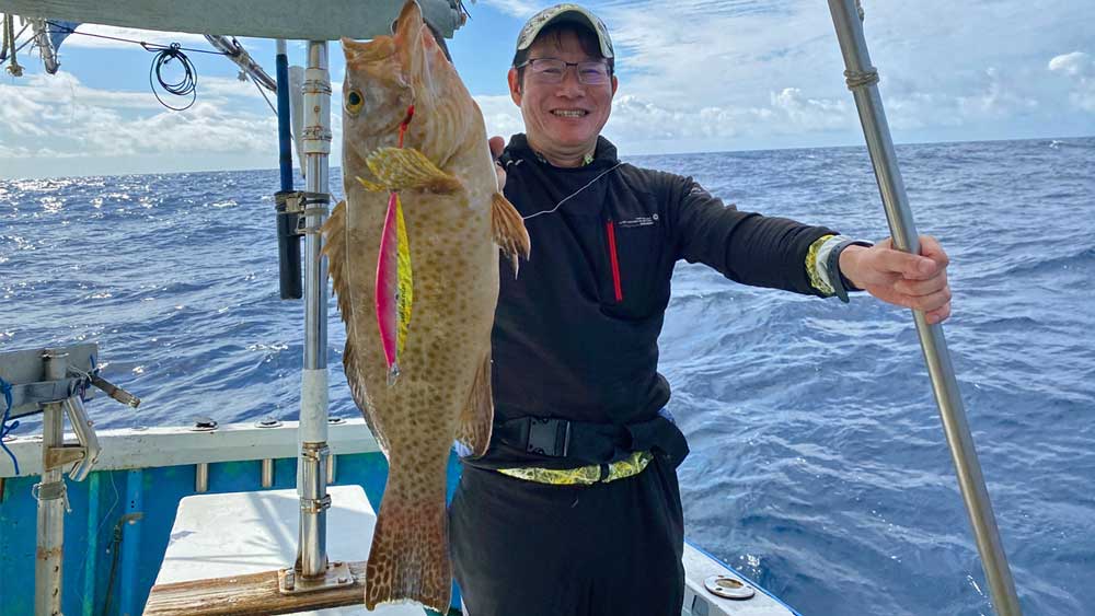 沖縄のジギングでミーバイを釣った男性