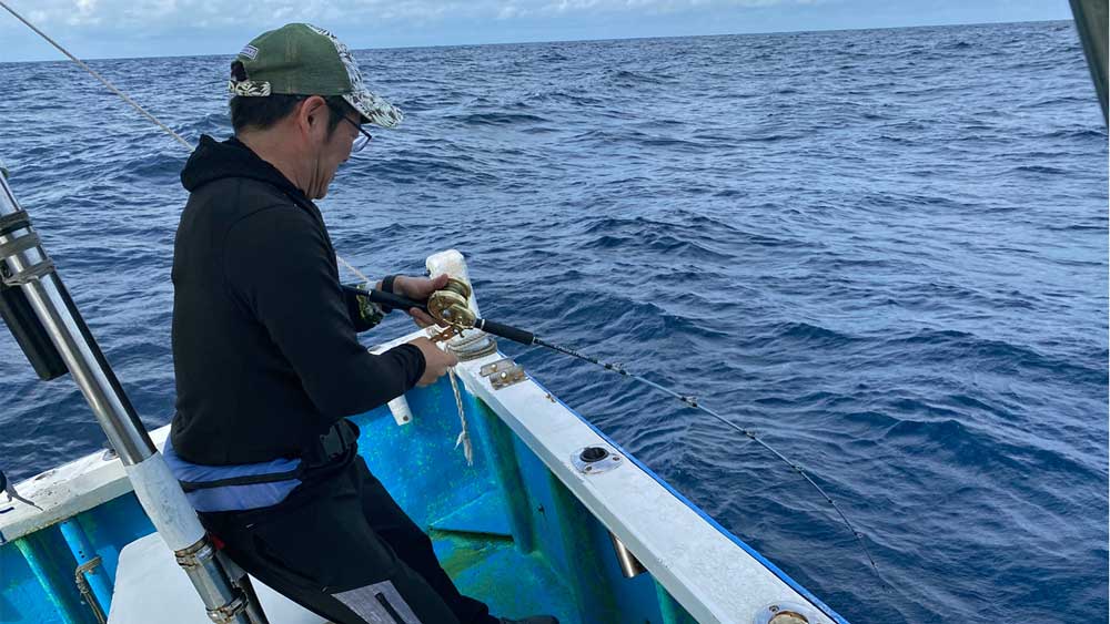 沖縄のジギングでミーバイ釣りをしている男性