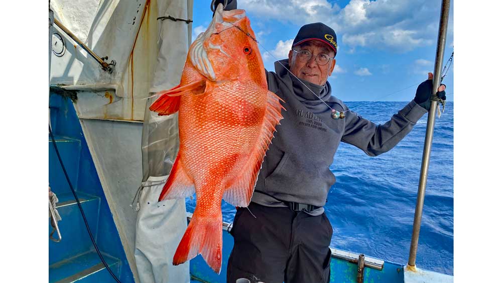 沖縄のタイラバで大物センネンダイを釣り上げた男性