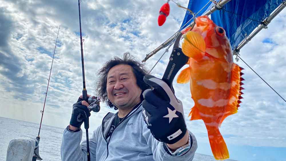 沖縄のタイラバでミーバイを釣り上げた葉加瀬太郎さん