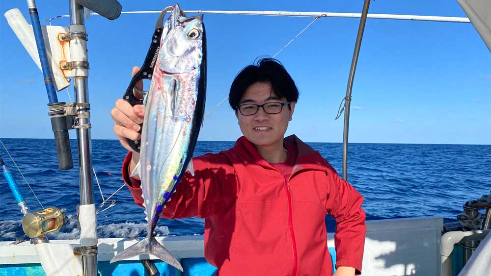 カツオを釣り上げた男性