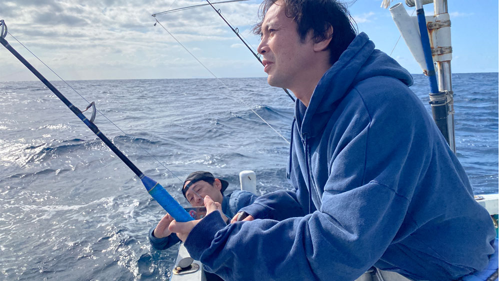 トローリングで魚を釣りをしている男性
