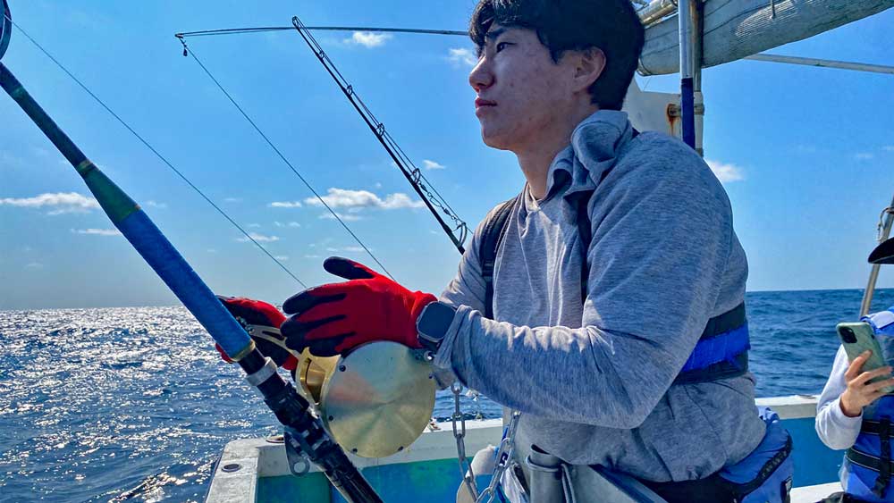 バショウカジキ釣りをしている男性