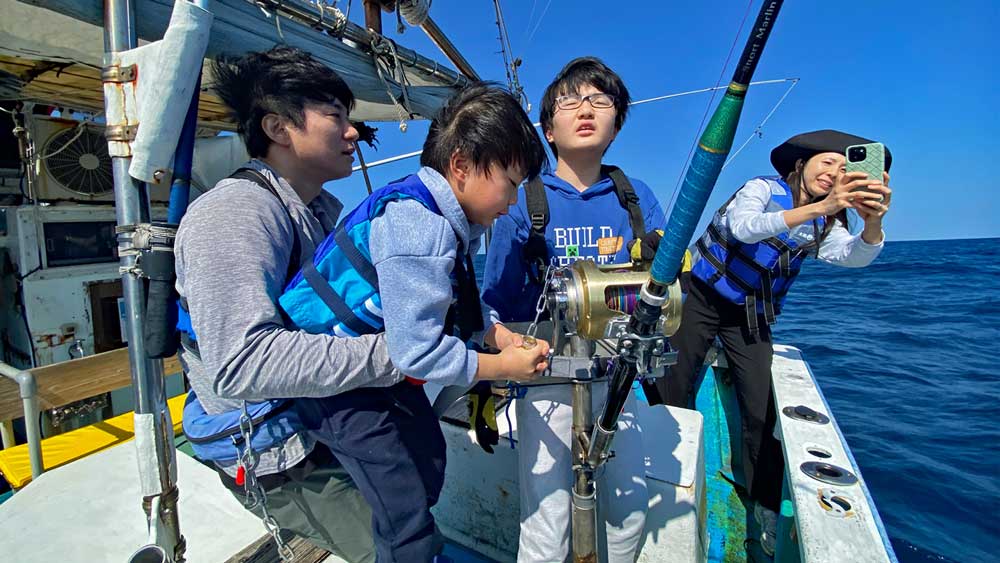 バショウカジキ釣りをしているファミリー