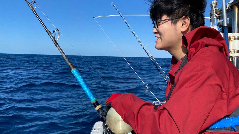 カジキ釣りをしている男性