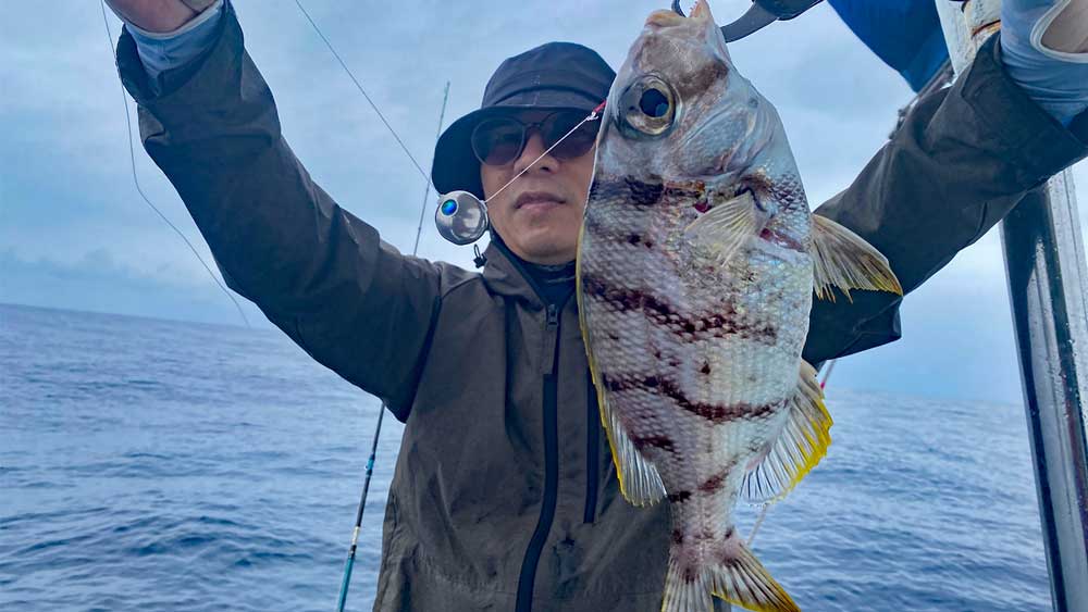 タイラバでサザナミダイを釣り上げた男性