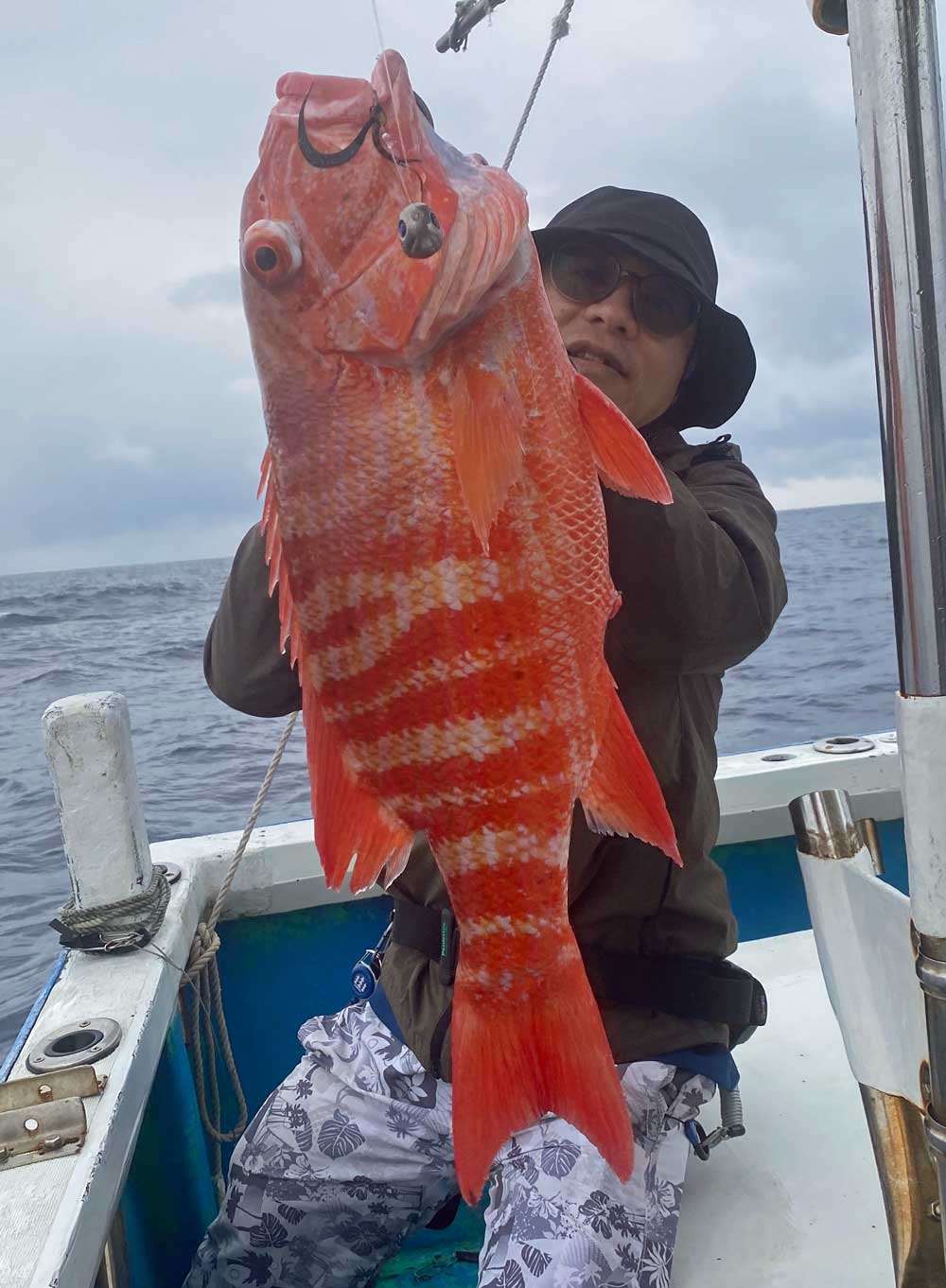 沖縄のタイラバでイトヒキフエダイを釣り上げた男性