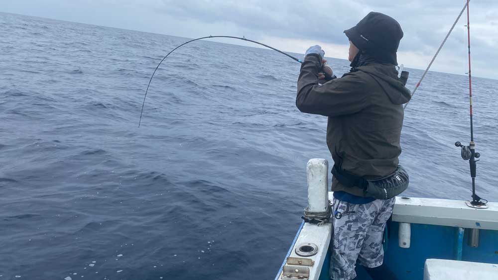 沖縄のタイラバでクエ釣りをしている男性