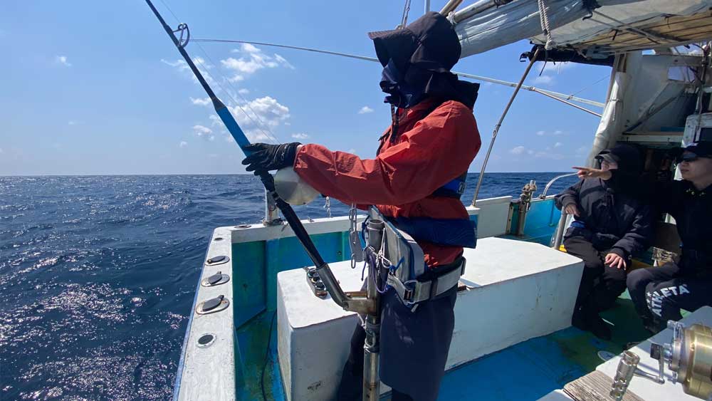 カジキ釣りをしている女性