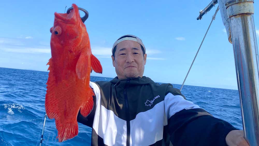 ジギングでミーバイを釣り上げた男性