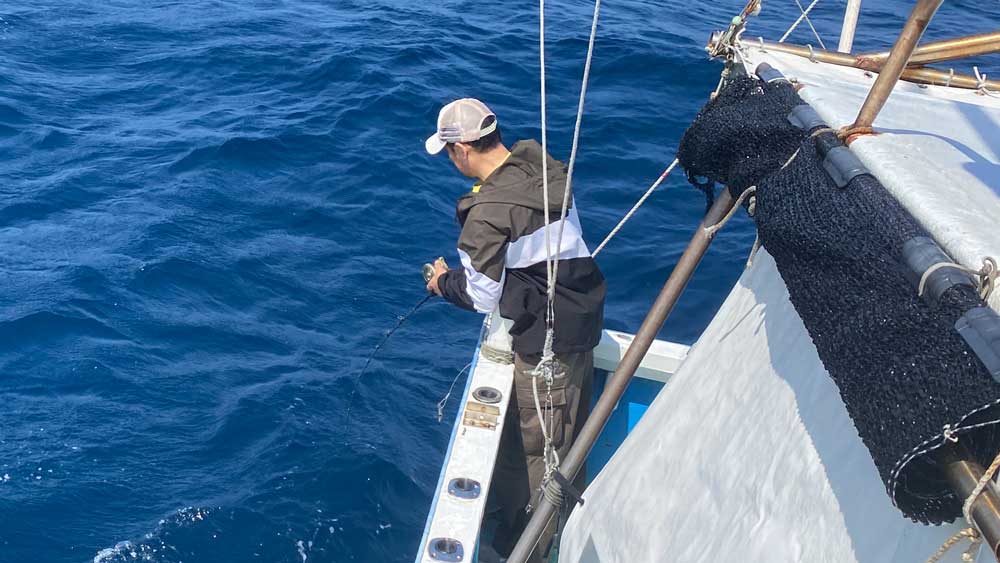 ジギングでカンパチ釣りしている男性