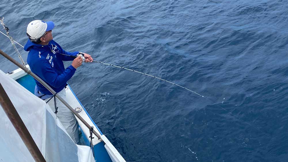 沖縄のジギングでカンパチ釣りをしている男性