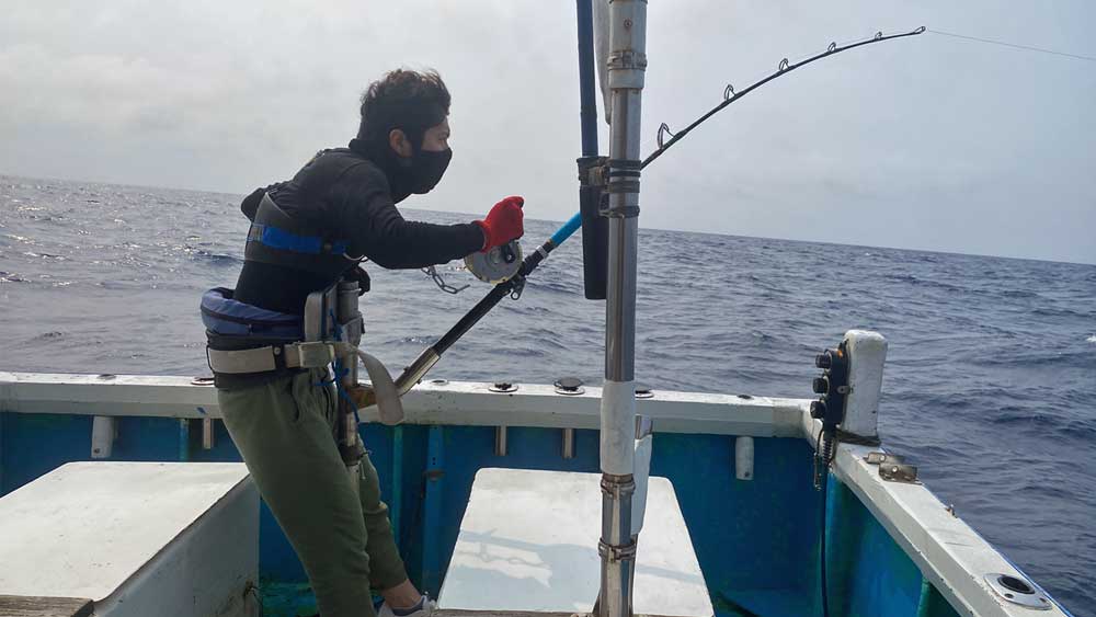 沖縄でカジキ釣りをしている男性