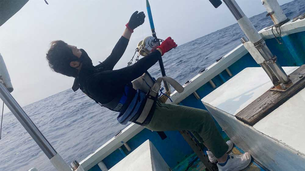 クレーンズ沖縄でカジキ釣りをしている男性