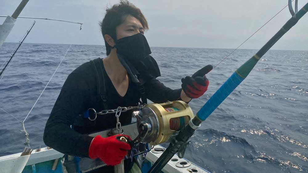 沖縄でカジキ釣りをしている男性