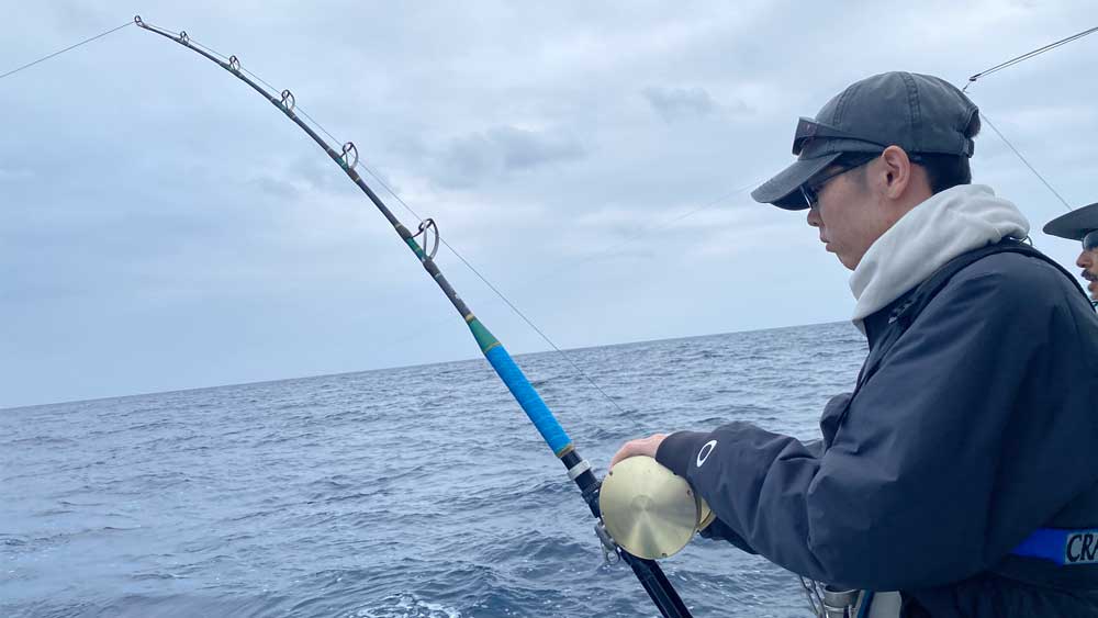 トローリングでシイラ釣りをしている男性