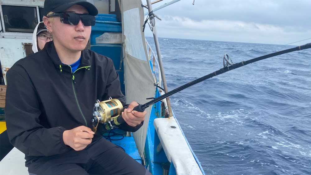 トローリングでカツオ釣りをしている男性