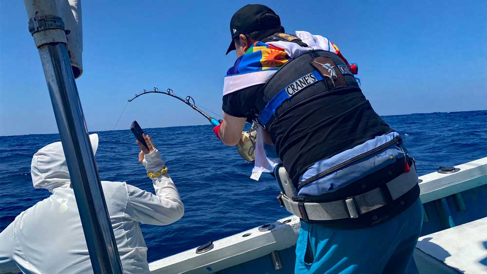 180kgのクロカジキを釣っている男性