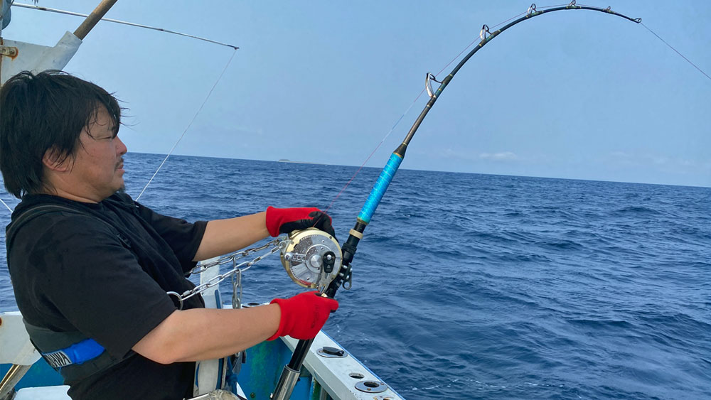 カジキ釣りをしている男性