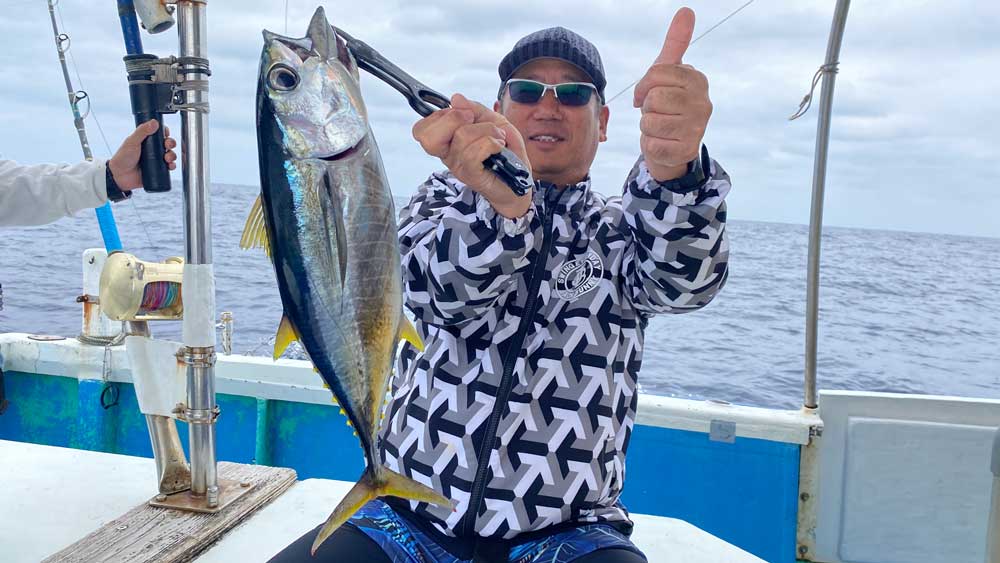 トローリングで釣り上げたマグロ