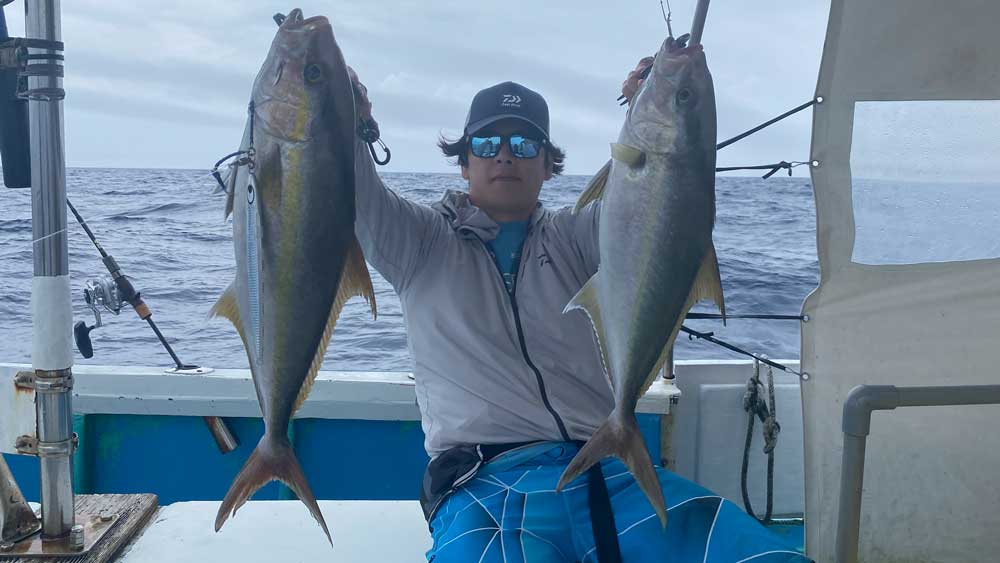 沖縄のジギングでダブルヒットで釣り上げたカンパチ