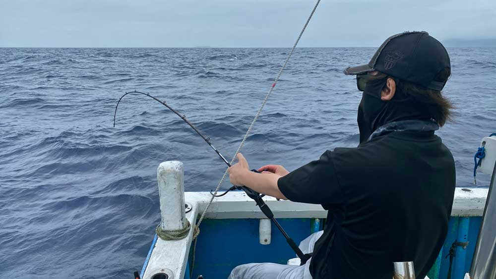 電動ジギングでカンパチ釣りをしている男性