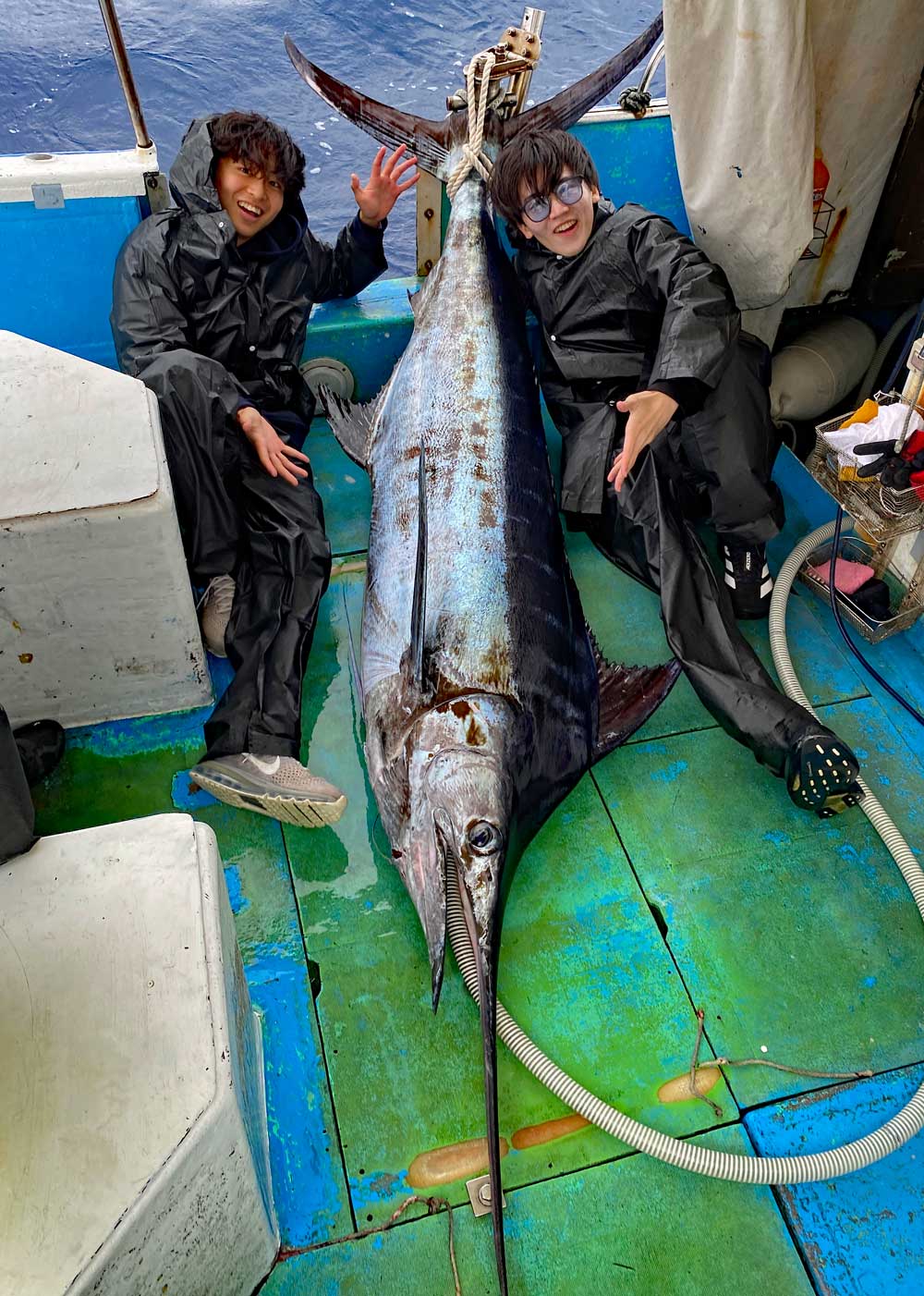 100kgのカジキを釣り上げた兄弟