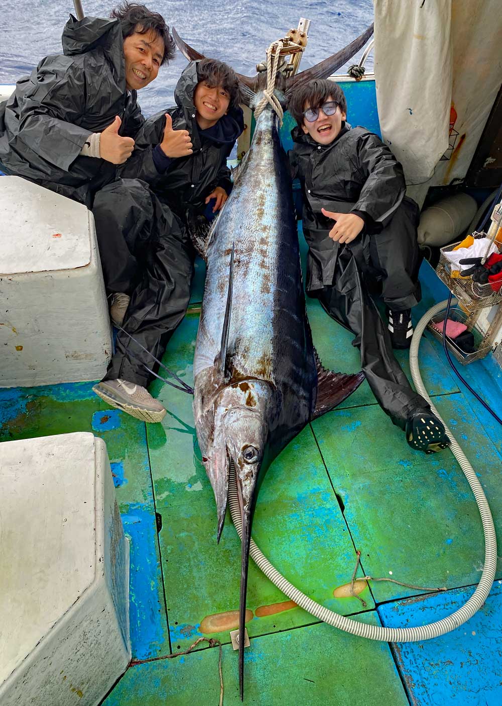 100kgのカジキを釣り上げた兄弟と父