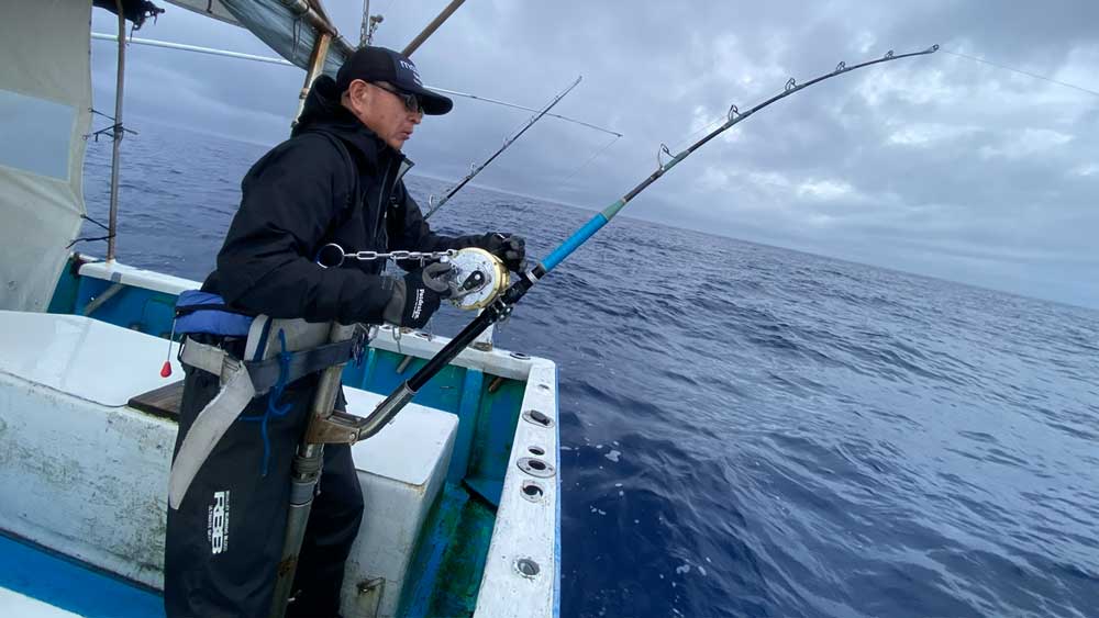 沖縄でカジキ釣りをしている男性
