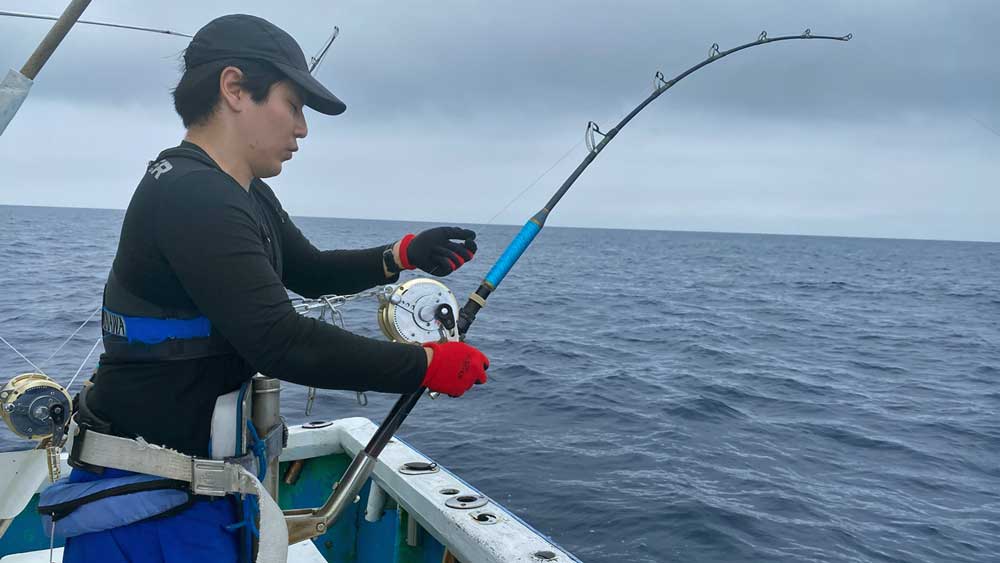 140kgの大物カジキ釣りをしている男性