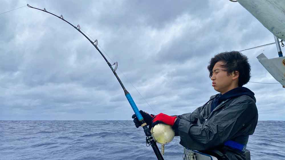カジキ釣りをしている高校生