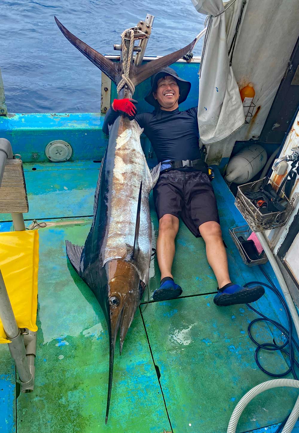 釣り上げたカジキと男性