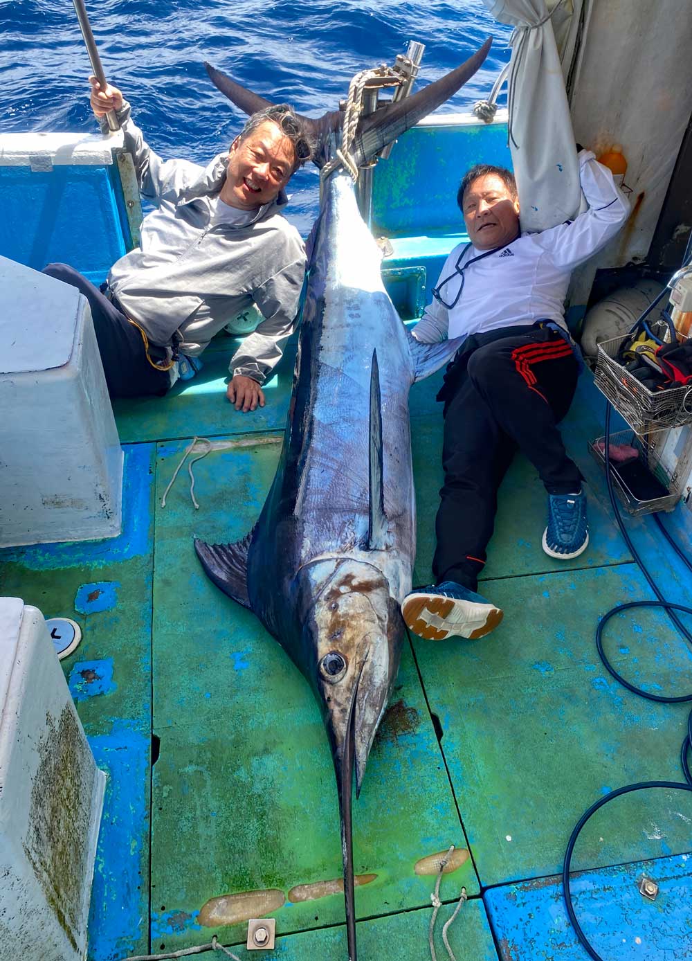 カジキを釣り上げた二人の男性