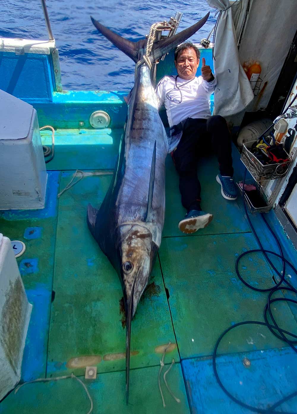 カジキを釣り上げた男性