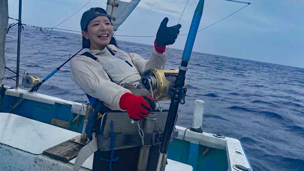 沖縄でカジキ釣りをしている女性