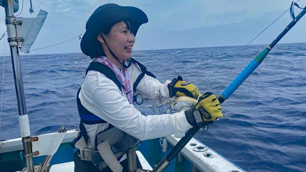 カジキ釣りをしている女性アングラー
