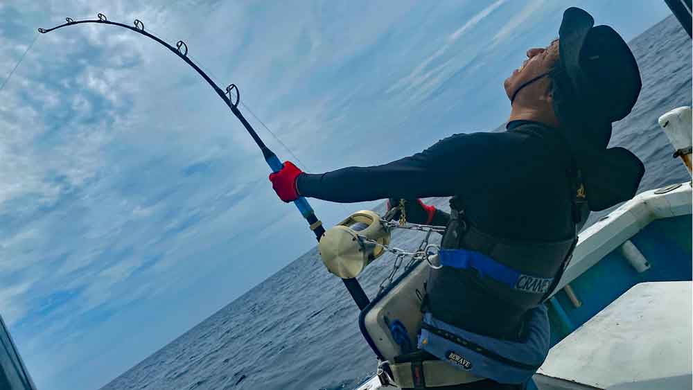 沖縄のトローリングでカジキ釣りをしている男性