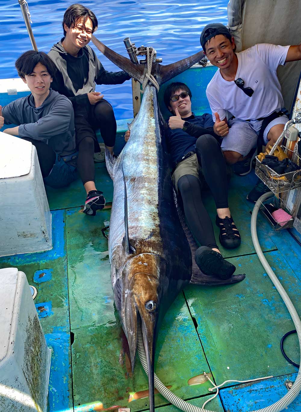 沖縄でカジキ釣り上げた4人兄弟