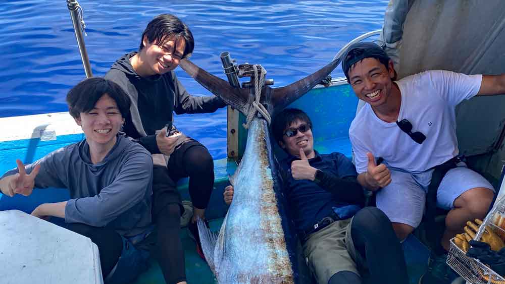 沖縄でカジキ釣り上げた九州の4人兄弟の末っ子