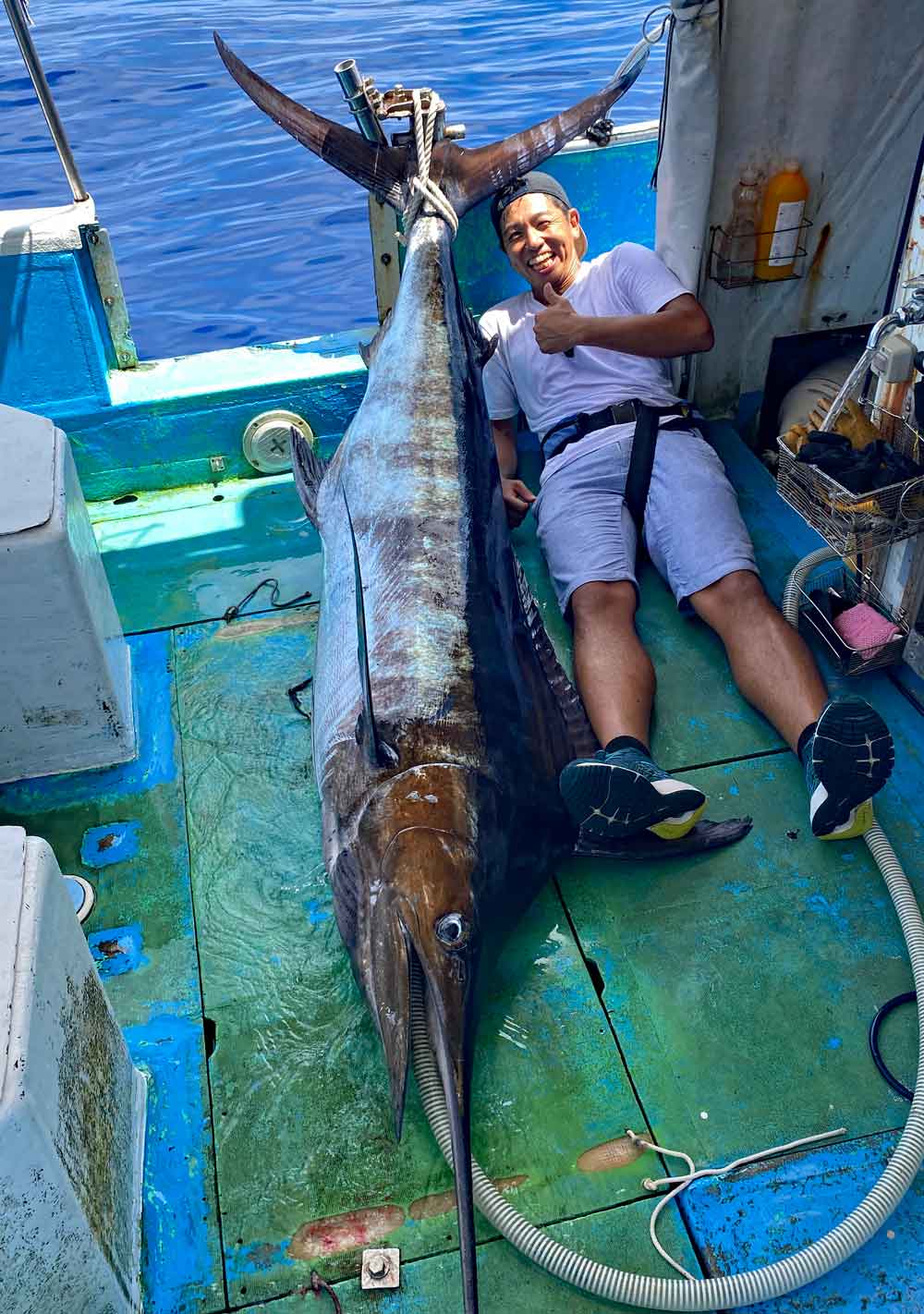 沖縄でカジキ釣り上げた4人兄弟の次男