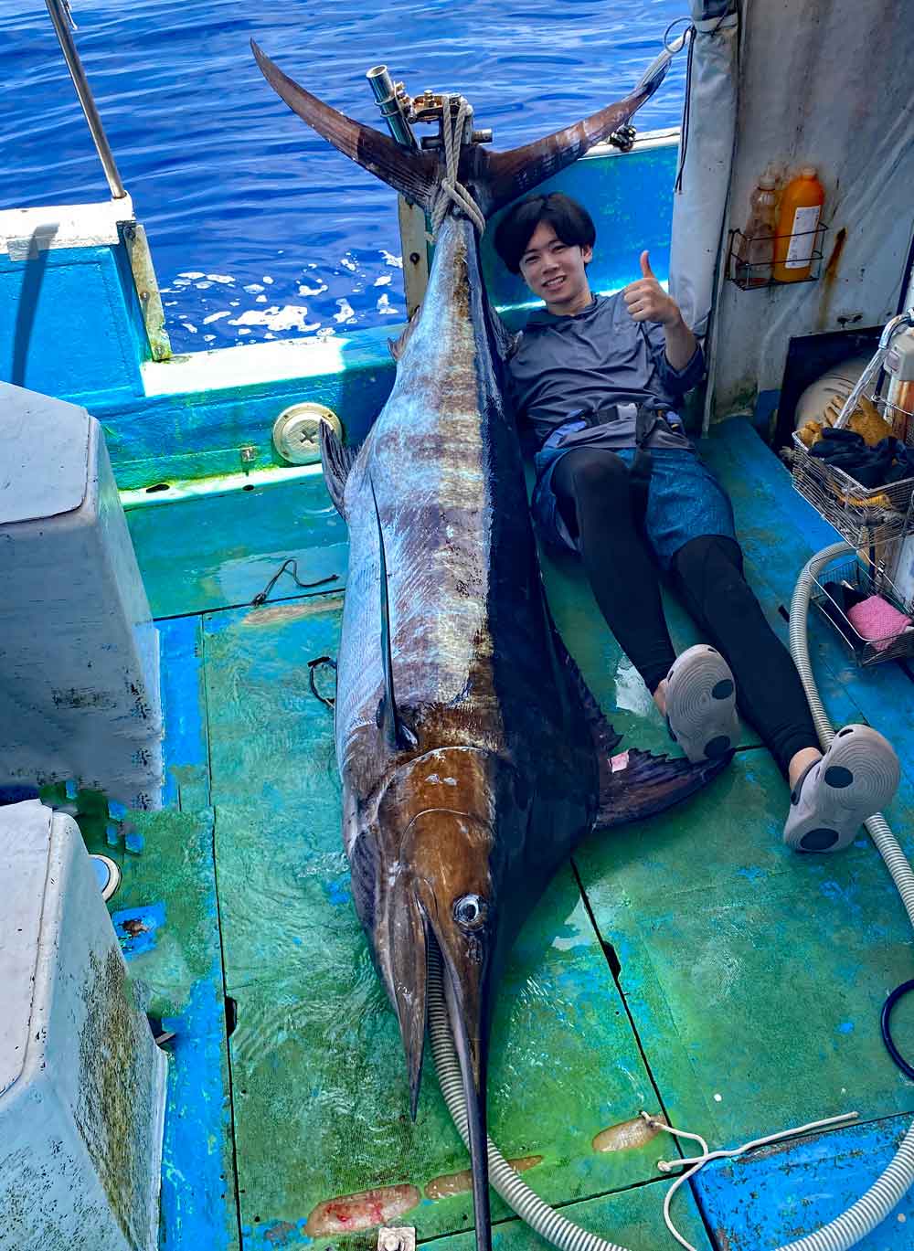 沖縄でカジキ釣り上げた4人兄弟の3男
