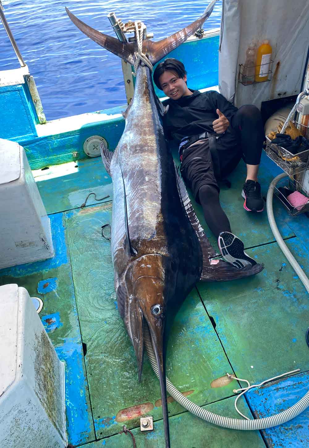 沖縄でカジキ釣り上げた4人兄弟の末っ子